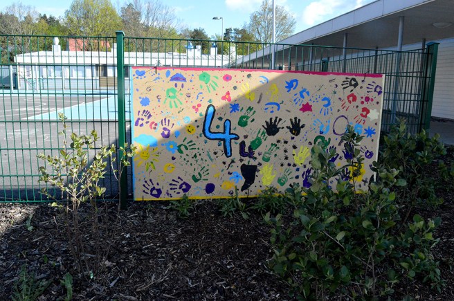 Säkert bra med tavlor här och där kring en ny skola. Där är det tillåtet att måla och rita.