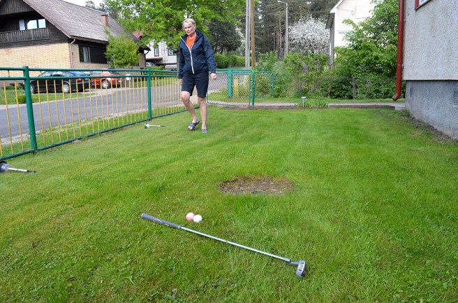 Sedan öppnades golfsäsongen hos väninnan.