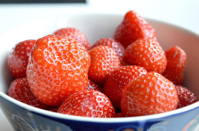 Till en födelsedag hör också jordgubbar och skumpa.