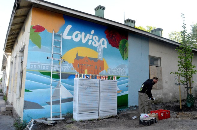 Jouni Väänänen från Helsingfors gör ett beställningsjobb vilket avsevärt snyggar upp en vägg.