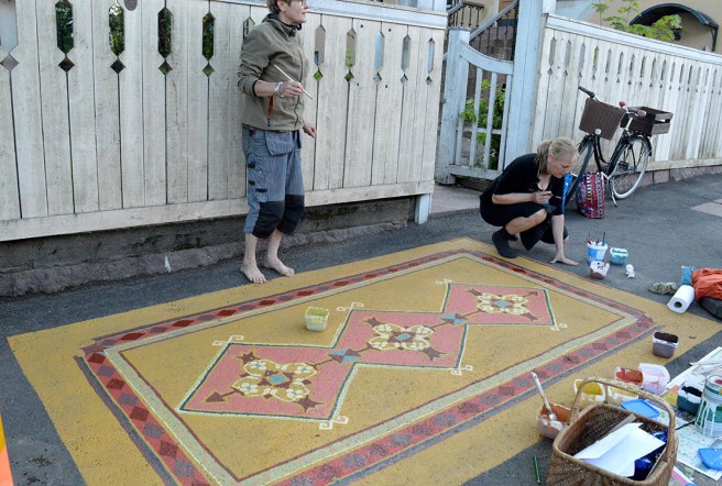 Föreningen Hakevas projekt med att måla mattor på trottoarerna fortsätter.