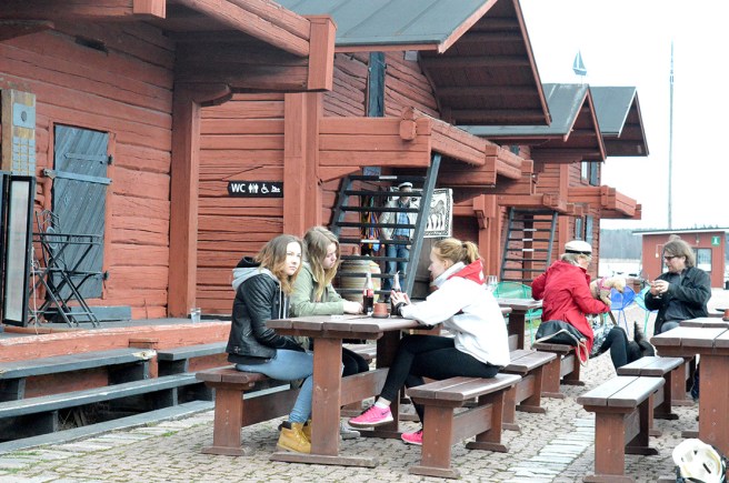 Då musikunderhållningen var slut glesnade det i ledet av människor på området...