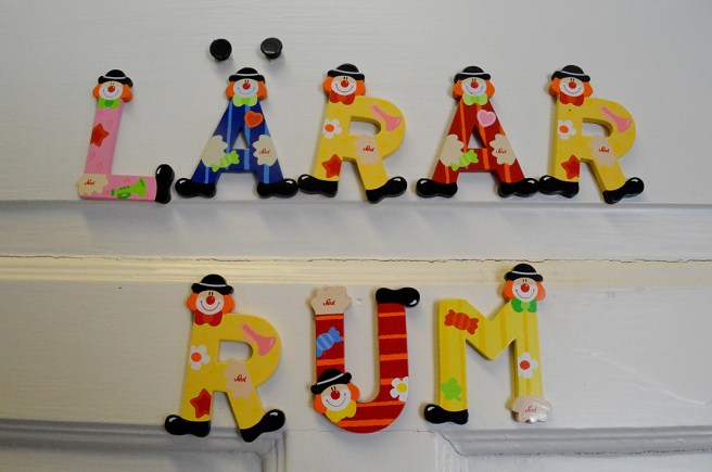 En fin "skylt" som visar var lärarna håller hus i Pernå kyrkoby skola.