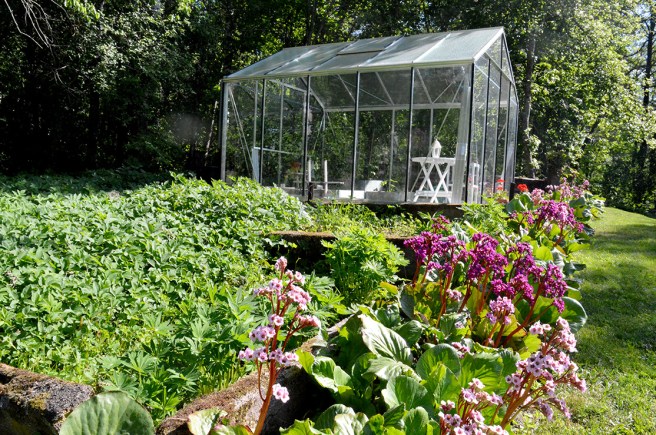 I stället för de stora växthusen finns här nu ett litet lusthus där gårdens ägare odlar lite smått och även har tid att njuta.