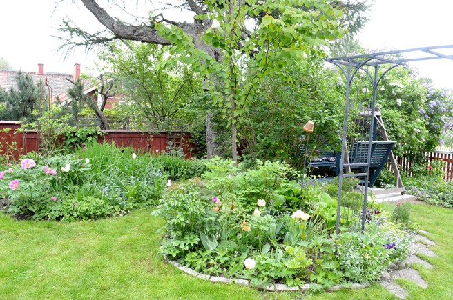 En trädgård kräver omsorg, men den som har en sådan gillar att pyssla med den. Tid för vila i gungan finns också.