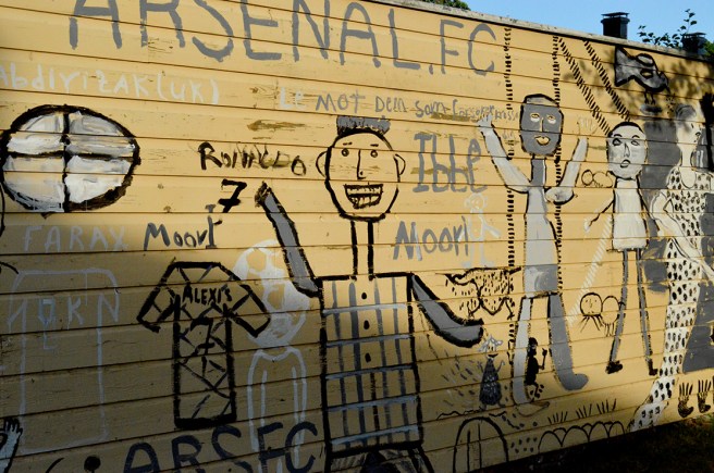 Glada gubbar och en signal om att någon är fotbollsfrälst?