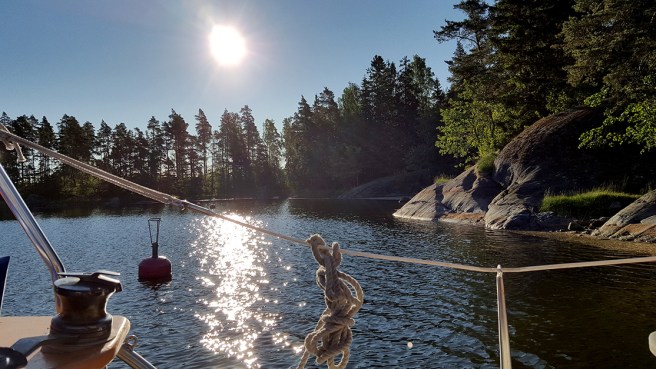 Naturhamn vid Byön. Klockan är kring sju på morgonen.