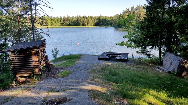 Byöns grillplats utnyttjades den här kvällen av ett gäng ryska ungdomar.