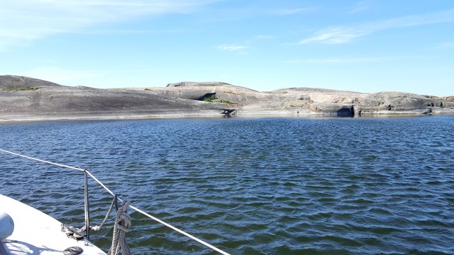 En bild från seglatsen då vi hade förtöjt en stund i en vik intill klipporna på Söderskär.