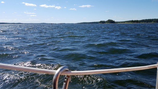 På väg hemåt över Kejvsalöfjärden.