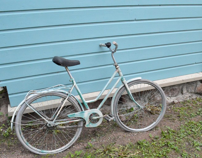 Cykel ton i ton med vägg.