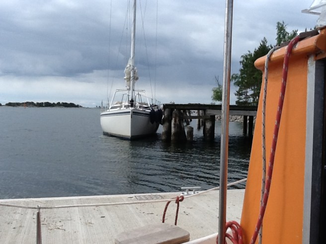 Inte vår båt men en vi delar brygga med på en holme där vi pausat.