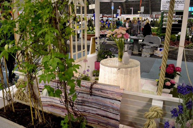 Om ni bortser från allt ni ser i bakgrunden finns här många idéer för en uteplats eller för en balkong.