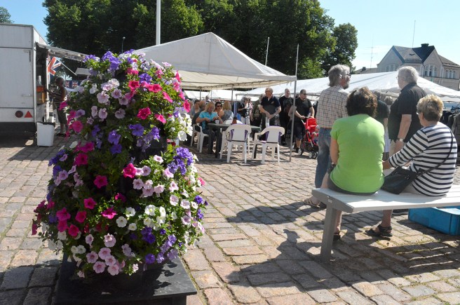 Gillar blomsterpelarna och bänkarna, som det finns flera av, på vårt torg.