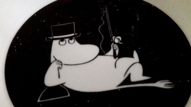 Jag kanske ska ut och fiska, funderar han.