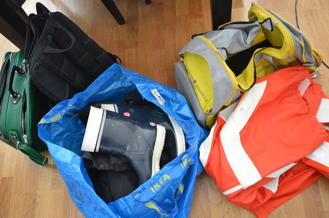 En väska för elektronik, en för kläder, en för proviant. Och en Ikeakasse med regnkläder, stövlar och vindtät jacka.