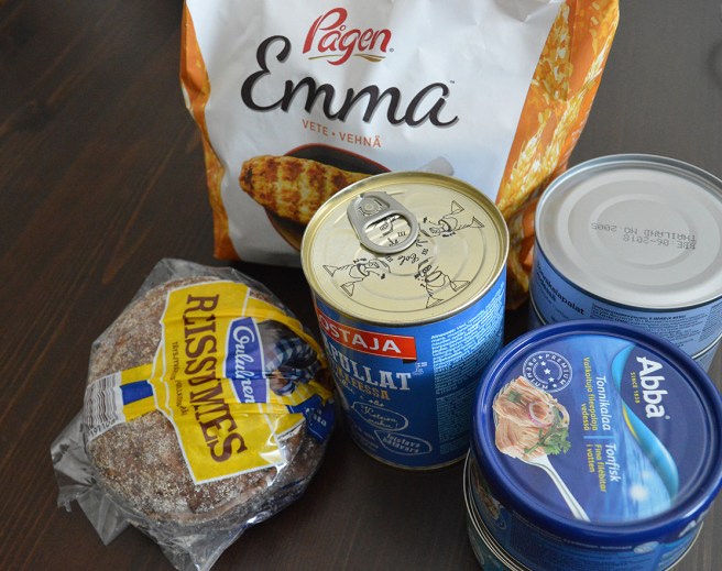 För mig går det bra att till sjöss leva på rågbröd, tonfisk och skorpor. Vill jag ha ett mål varm mat värmer jag innehållet i köttbullsburken :-)