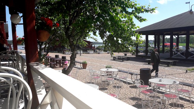 Bilden togs på dagen då det var tämligen lugnt på området. På kvällen var här fullsatt, men då glömde jag ta bilder... :-)