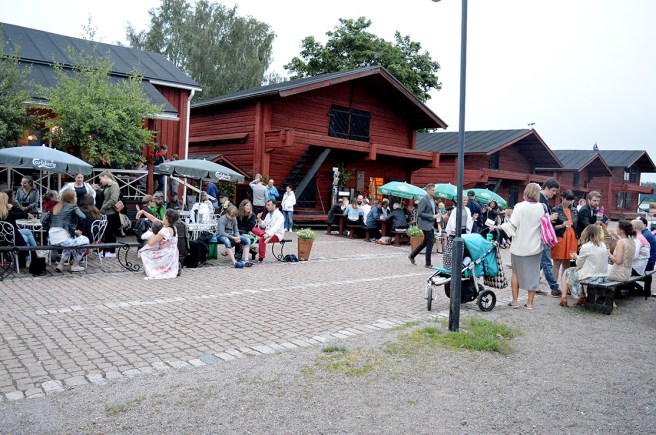 Många familjer med barn trivdes under den tidiga kvällen på området.