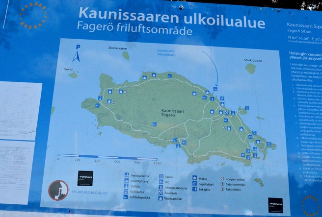 En rejäl karta som beskriver vad friluftsön Fagerö utanför Sibbo kan erbjuda båtfarare.
