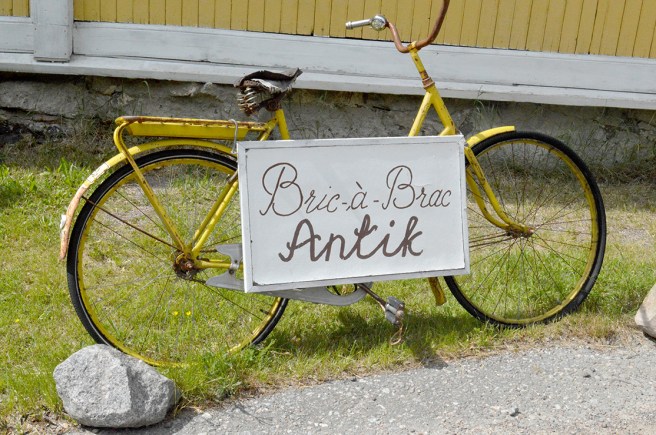Skyltningen utanför ett trevligt sommarkafé i Pernå kyrkoby.