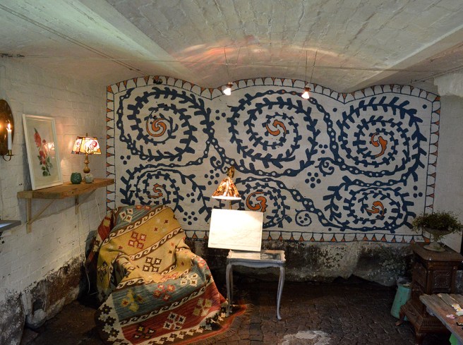 Den här väggen finns i Garnison, i en gårdsbyggnad som hör till hemmet Kungsdammen, som håller öppet vid Lovisa Historiska Hus och under Öppna trädgårdar.