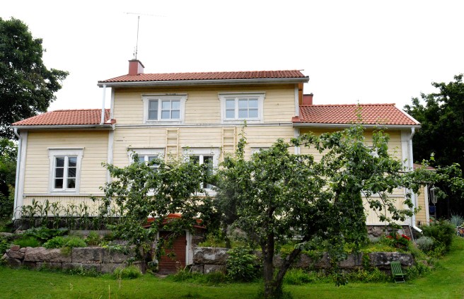 Huset vid ån där familjen Roo bor är ett av de nya objekten under Lovisa Historiska Hus.