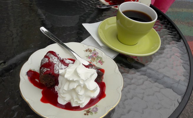 Firade nytt hyreskontrakt med kaffe och kaka.