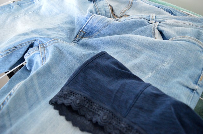 Färdigt slitna jeans och ett par trosor.