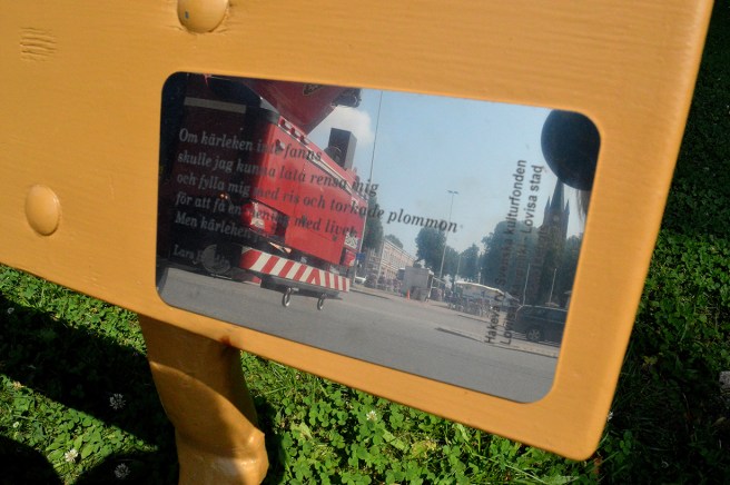 Här har vi en dikt på svenska. Också med spegling av torget och en brandbil.