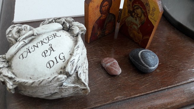 Stenen till höger fick jag av vännen då skilsmässan kändes som värst sommaren 2014. Den bruna stenen i mitten fick jag igår.