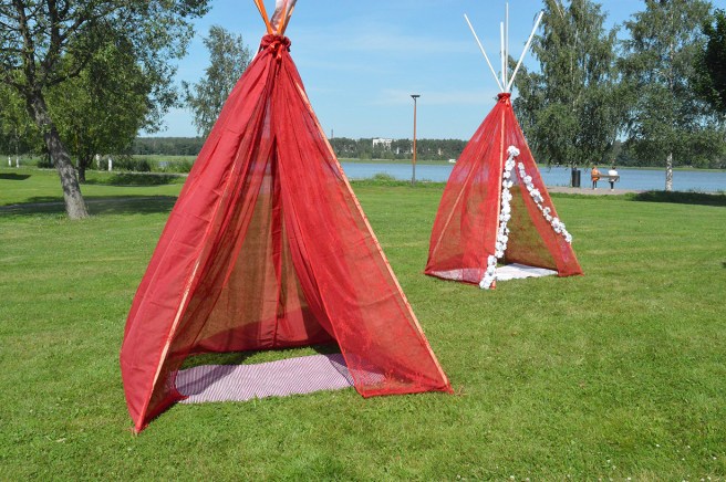 Tält som gav behaglig svalka i värmen.