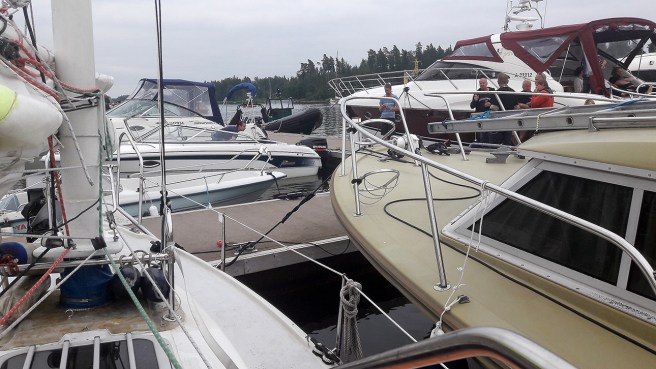 Trängsel vid gästbåtsbryggan i Tirmo.