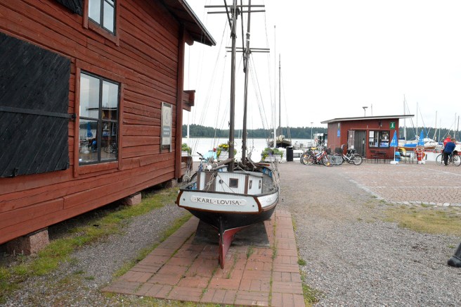 Utanför museet finns ett miniatyrfartyg.