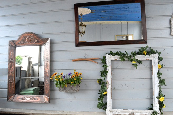 Stannar alltid upp i porten till Vackerbacka. Där finns ofta speglar och andra gamla vackra ting.