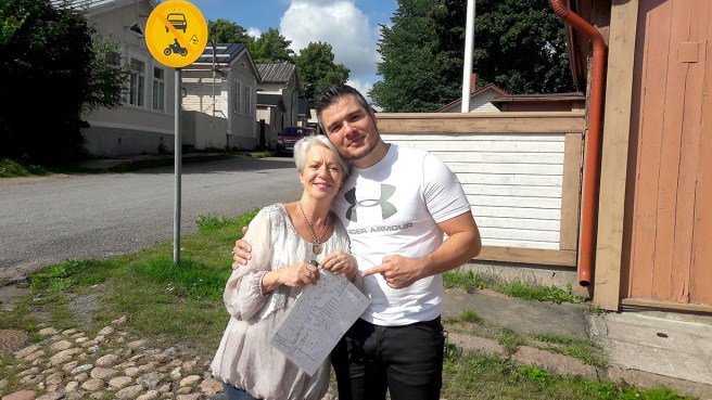Projektchefen för Lovisa Historiska Hus Ann-Britt Felin-Aalto och artisten Daniel Sanz.