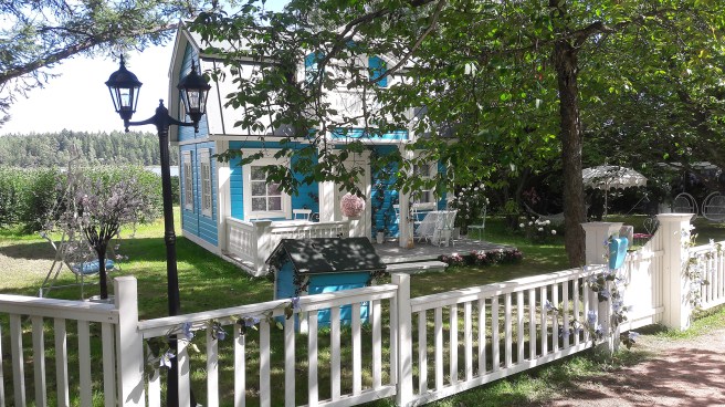 Adas och Gladas hus. Inomhusscenerna filmas i studio, men det är så otroligt fint allt dom byggt upp i kulissväg utomhus ändå.