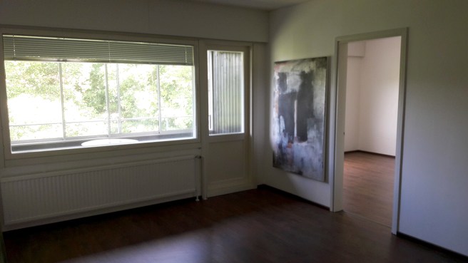 Här syns en del av vardagsrummet, balkongen och sovrummet.