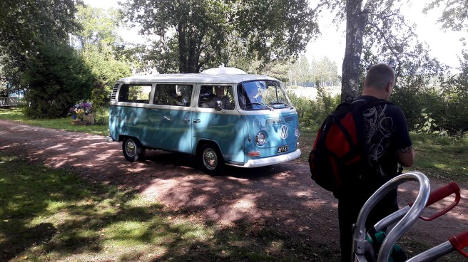 Minibussen med barnhemsbarnen anländer.