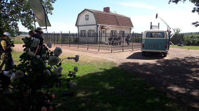 Scener utanför barnhemmet filmas.