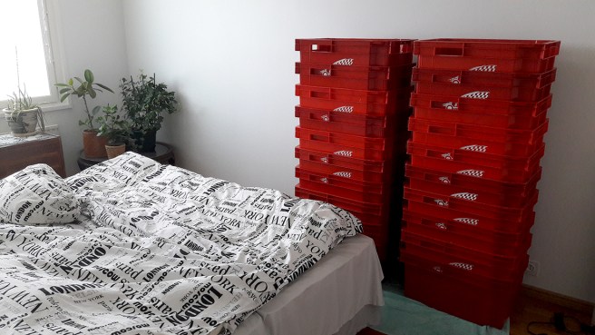 Tjugo lådor väntar i sovrummet, tio i köket.