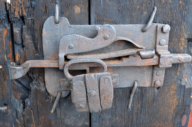 Ett lås på en dörr till en konstbod i Lovisa.