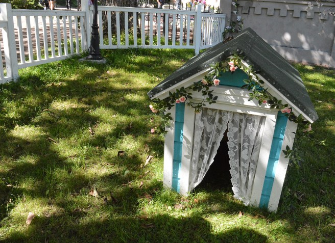 En fin liten hundkoja i trädgården utanför Adas och Gladas hus under sommarens filminspelning.