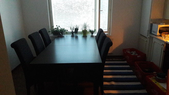 På kvällen såg det ut så här i köket. Jag gillar att ha det stora bordet här! 