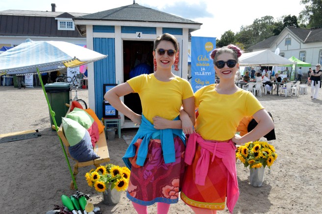 Siiri Terävä och Fanni Fagerudd hade ett roligt jobb. De presenterade "Sidu"-badhytten på Saltbodtorg där man kunde sitta och lyssna på en två minuter lång sändning med bilder. Den berättade på ett fint sätt om hur det är att vara Lovisabo.