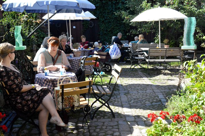 Vackert väder bägge dagarna, folk lockades till uteserveringarna, här Tuhannen Tuskan Kahvila.
