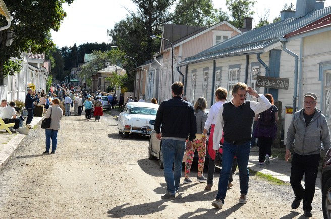 Ganska mycket folk i rörelse i dag också, här på Trädgårdsgatan.