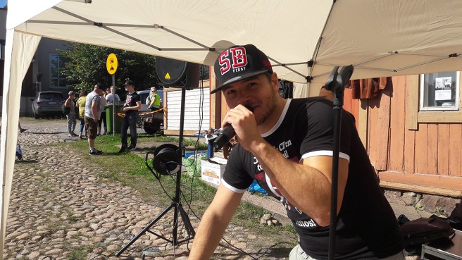 Daniel Sanz, finalist i The Voice of Finland, uppträdde på Saltbodtorg.