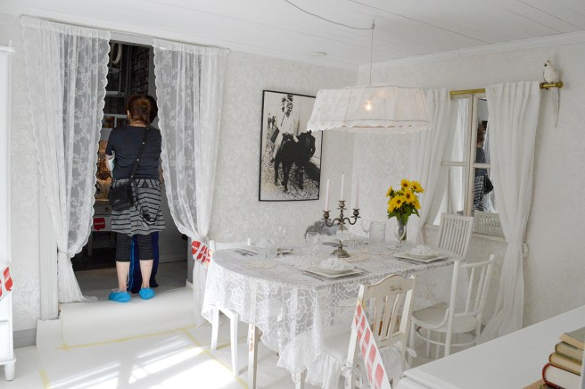 Vackert dukat i Villa Lilla Gula. Vill visa den här bilden också för att den visar de skydd som besökarna har på fötterna och de band som används för att skärma av platser.