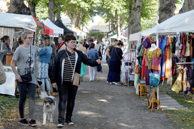 Producenternas marknad med lokalt producerat och hantverk.